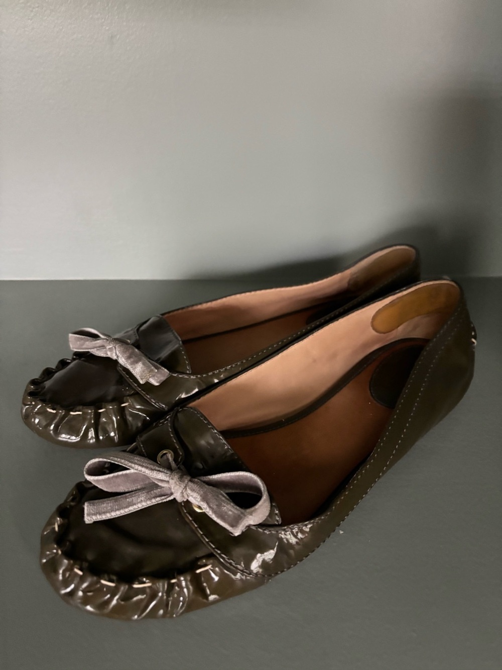 Womenโs Kate Spade Olive Green Patent Ballet Flats with Bow